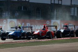 Matheo Tuscher, Jenzer Motorsport & Aleksander Bosak, Arden International lead Mitch Gilbert, Carlin