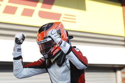 Le vainqueur Esteban Ocon, ART Grand Prix fête sa victoire dans le Parc Fermé