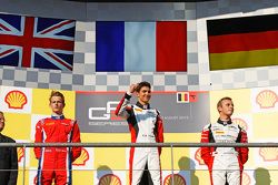 Podium : le deuxième, Emil Bernstorff, Arden International, le vainqueur Esteban Ocon, ART Grand Prix et le troisième, Marvin Kirchhofer, ART Grand Prix