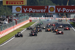 Сергей Сироткин, Rapax едет впереди Стоффеля Вандорна, ART Grand Prix на старте