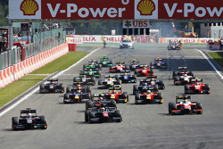 Sergey Sirotkin, Rapax devant Stoffel Vandoorne, ART Grand Prix, Oliver Rowland, MP Motorsport et le reste du peloton au départ