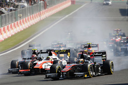 Stoffel Vandoorne, ART Grand Prix devant Oliver Rowland, MP Motorsport et le reste du peloton au départ