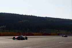 Luca Ghiotto, Esteban Ocon'ın önünde