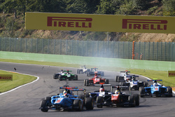 Contato entre Aleksander Bosak, Arden International & Matthew Parry, Koiranen GP