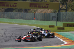 Oliver Rowland, MP Motorsport leads Sean Gelael, Carlin