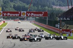 Льюис Хэмилтон, Mercedes AMG F1 W06 лидирует на старте