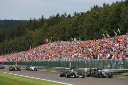 Lewis Hamilton, Mercedes AMG F1 W06 et Sergio Perez, Sahara Force India F1 VJM08 en lutte pour la tête de course au départ