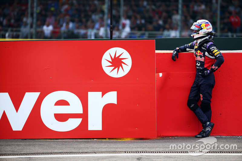 Daniel Ricciardo, Red Bull Racing tersingkit dari balapan