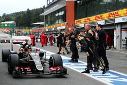 Romain Grosjean, Lotus F1 E23 celebra su tercera posición con el equipo al final de la carrera