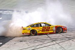 Ganador de la carrera Joey Logano, Team Penske Ford