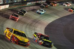 Joey Logano, Team Penske Ford et Clint Bowyer, Michael Waltrip Racing Toyota