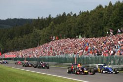 Даниил Квят, Red Bull Racing RB11 и Маркус Эрикссон, Sauber C34 на старте гонки