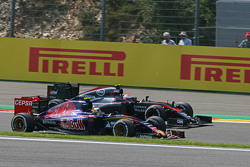 Carlos Sainz Jr., Scuderia Toro Rosso STR10 ve Jenson Button, McLaren MP4-30 pozisyon için mücadele