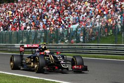 Pastor Maldonado, Lotus F1 E23 frena para retirarse de la carrera