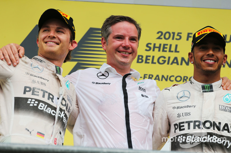 Tweede plaats Nico Rosberg, Mercedes AMG F1 met winnaar Lewis Hamilton, Mercedes AMG F1 op het podiu