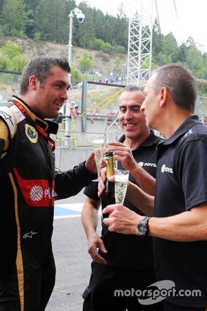 Команда Lotus F1 Team празднует третье место Ромена Грожана, Lotus F1 Team