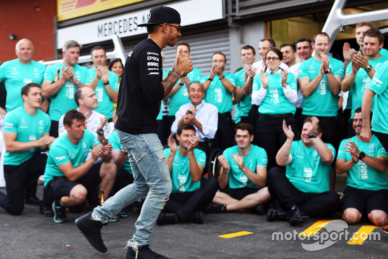 Yarış Galibi Lewis Hamilton, takımıyla birlikte kutlama yapıyor