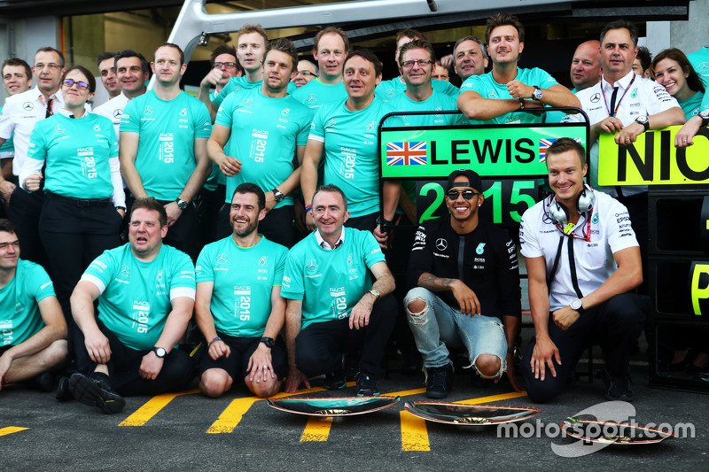 Yarış Galibi Lewis Hamilton, takımıyla birlikte kutlama yapıyor