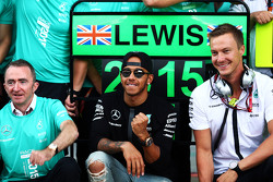 Le vainqueur Lewis Hamilton, Mercedes AMG F1 fête sa victoire avec l'équipe