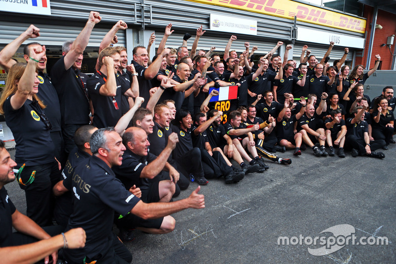 Romain Grosjean, de Lotus F1 Team celebra su tercera posición con el equipo