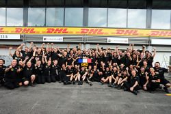 Romain Grosjean, Lotus F1 Team celebrates his third position with the team