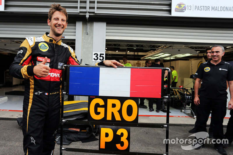 Romain Grosjean, de Lotus F1 Team celebra su tercera posición con el equipo