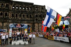 Podium : les vainqueurs Sébastien Ogier et Julien Ingrassia, Volkswagen Polo WRC, Volkswagen Motorsport, les deuxièmes, Jari-Matti Latvala et Miikka Anttila, Volkswagen Polo WRC, Volkswagen Motorsport, les troisièmes, Andreas Mikkelsen et Ola Floene, Volkswagen Polo WRC, Volkswagen Motorsport