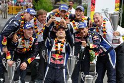 Podium : les vainqueurs Sébastien Ogier et Julien Ingrassia, Volkswagen Polo WRC, Volkswagen Motorsport, les deuxièmes, Jari-Matti Latvala et Miikka Anttila, Volkswagen Polo WRC, Volkswagen Motorsport, les troisièmes, Andreas Mikkelsen et Ola Floene, Volkswagen Polo