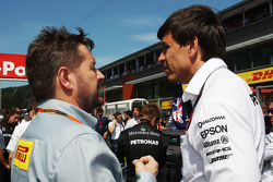 Paul Hembery, Pirelli Motorsport Director met Toto Wolff, Mercedes AMG F1 aandeelhouder en Executive