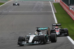 Lewis Hamilton, Mercedes AMG F1 W06 devant Jenson Button, McLaren MP4-30