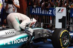 El ganador, Lewis Hamilton, Mercedes AMG F1 W06 celebra