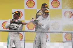 Lewis Hamilton, Mercedes AMG F1 y Nico Rosberg, Mercedes AMG F1 celebran