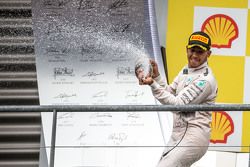 Le vainqueur Lewis Hamilton, Mercedes AMG F1 fête sa victoire au champagne sur le podium