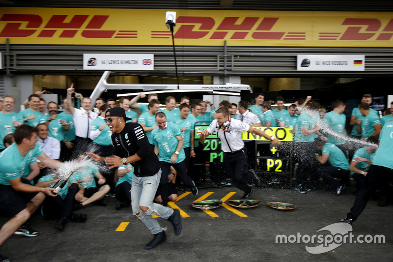 Yarış Galibi Lewis Hamilton, takımıyla birlikte kutlama yapıyor