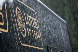 Тягач команды Lotus F1 Team truck во время дождя после гонки
