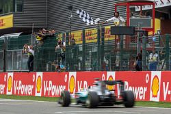 Le vainqueur Lewis Hamilton, Mercedes AMG F1 W06 passe sous le drapeau à damiers