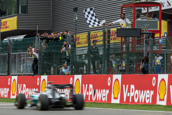Nico Rosberg, Mercedes AMG F1 se lleva la bandera a cuadros