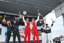 Para juara balapan #63 Scuderia Corsa Ferrari 458 Italia: Bill Sweedler, Townsend Bell, peringkat ke