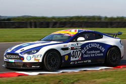 #407 Beechdean AMR Aston Martin GT4: Jamie Chadwick, Ross Gunn
