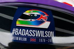 Una calcomanía en honor Justin Wilson