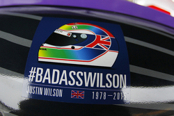 Una calcomanía en honor Justin Wilson