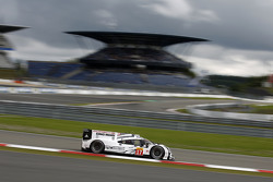 #17 Porsche Team Porsche 919 Hybrid: Timo Bernhard, Mark Webber, Brendon Hartley