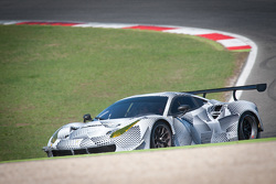 Gianmaria Bruni et Davide Rigon essaient la Ferrari 488 GTE sur le circuit de Vallelunga en Italie