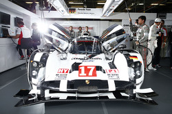 #17 Porsche Team Porsche 919 Hybrid : Timo Bernhard, Mark Webber, Brendon Hartley