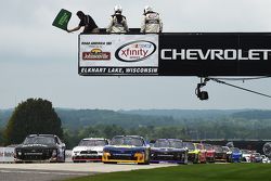 Start: Chase Elliott, JR Motorsports Chevrolet, dan Ben Rhodes, JR Motorsports Chevrolet memimpin th