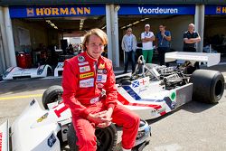 Freddie Hunt poseert met de Hesketh van vader James Hunt