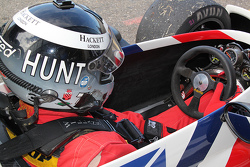 Freddie Hunt pilote la Hesketh de son père