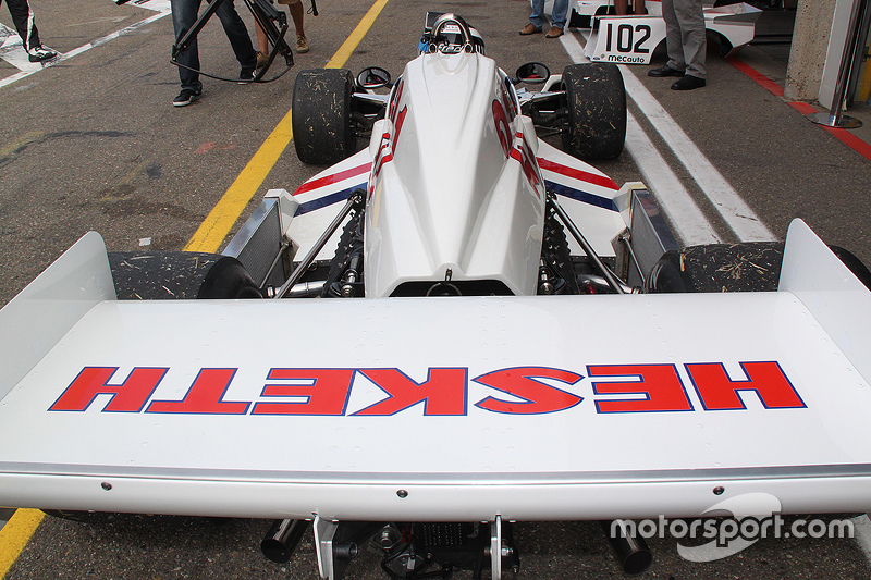 Freddie Hunt conduce el Hesketh de su padre