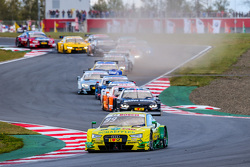 Mike Rockenfeller, Audi Sport Team Phoenix Audi RS 5 DTM, lidera o pelotão na largada