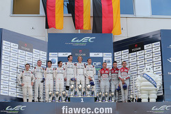 Podium: les vainqueurs Timo Bernhard, Mark Webber, Brendon Hartley, Porsche Team, deuxième place pour Romain Dumas, Neel Jani, Marc Lieb, troisième place pour Marcel Fässler, Andre Lotterer, Benoit Tréluyer, Audi Sport Team Joest